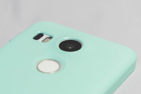 Nexus 5XのアクセサリはSpigenがお買い得