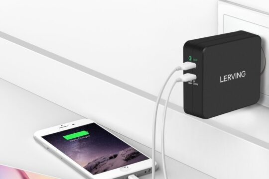 QuickCharge 2.0に対応した2ポート充電器が299円。LERVINGの公式サイトに会員登録で割引クーポンを入手しよう。