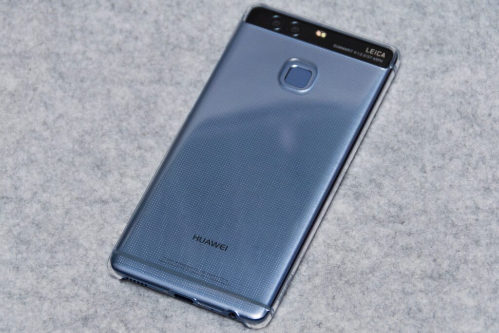 今更ながら、持ち歩きスマホにHUAWEI P9を追加。