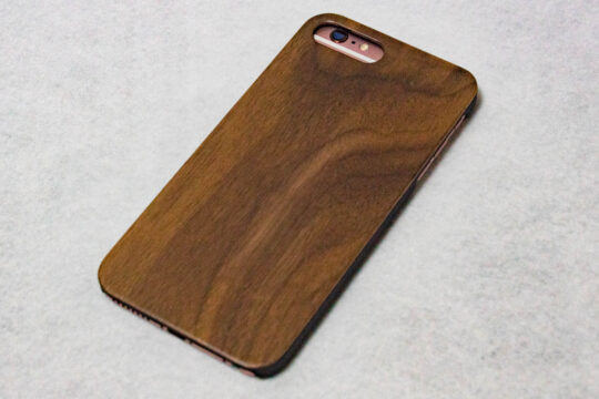 暖かい手触りにほっとする。iPhone向けウッドケースを試す。