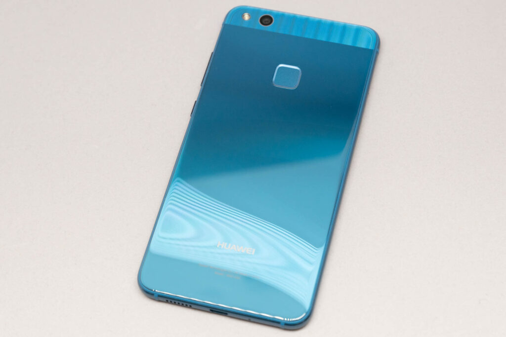 青色に惚れました – HUAWEI P10 liteを購入。開封レビュー。