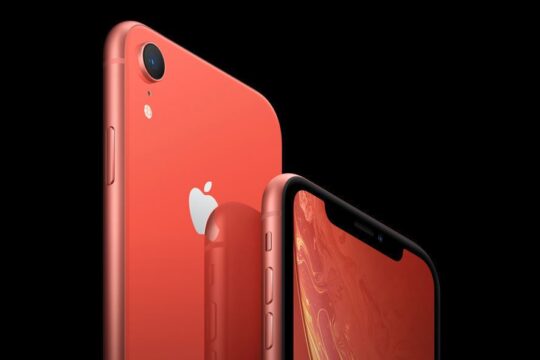 auのiPhone XRの本体価格・月額料金をご紹介。月々が3社の中で最も安いのがauです。