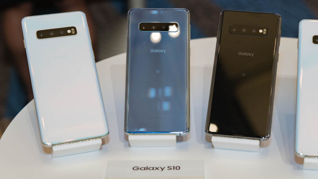 au、2月28日より一部機種を値下げ。4G世代の高性能機種をお買得に購入するチャンス。