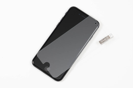 iPhone 7/8向けのフィルムはiPhone SE(第2世代)に貼ると浮く？百均で買ったフィルムと、実機貼り付け確認済のDeffのフィルムで検証【PR】