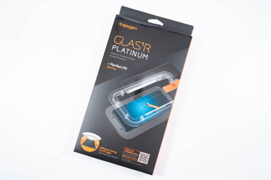 UVランプで貼り付け、Spigen「Glas.tR Platinum」はGalaxy Note10+の保護ガラスの決定版
