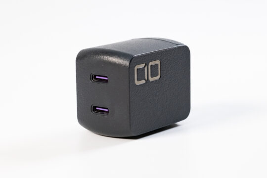 つまめるサイズの45W 2ポート充電器、CIO NovaPort DUO 45W