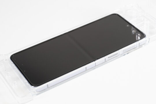 Galaxy Z Flip4のフィルムを自分で「Dome Premium Folding Film」へ貼り替えた