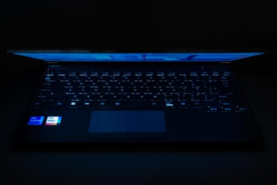 ほぼ毎日持ち歩いている新しい相棒、FMV LIFEBOOK UH【今年のベストバイガジェット 2024】