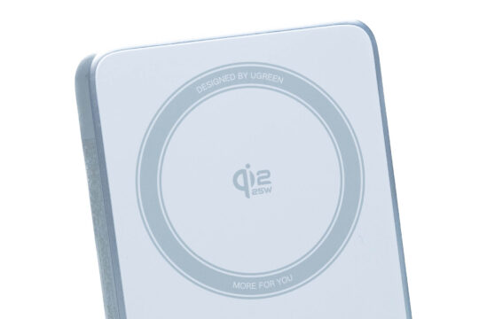 ワイヤレスでも高速充電、UGREENのQi2 25W対応充電器